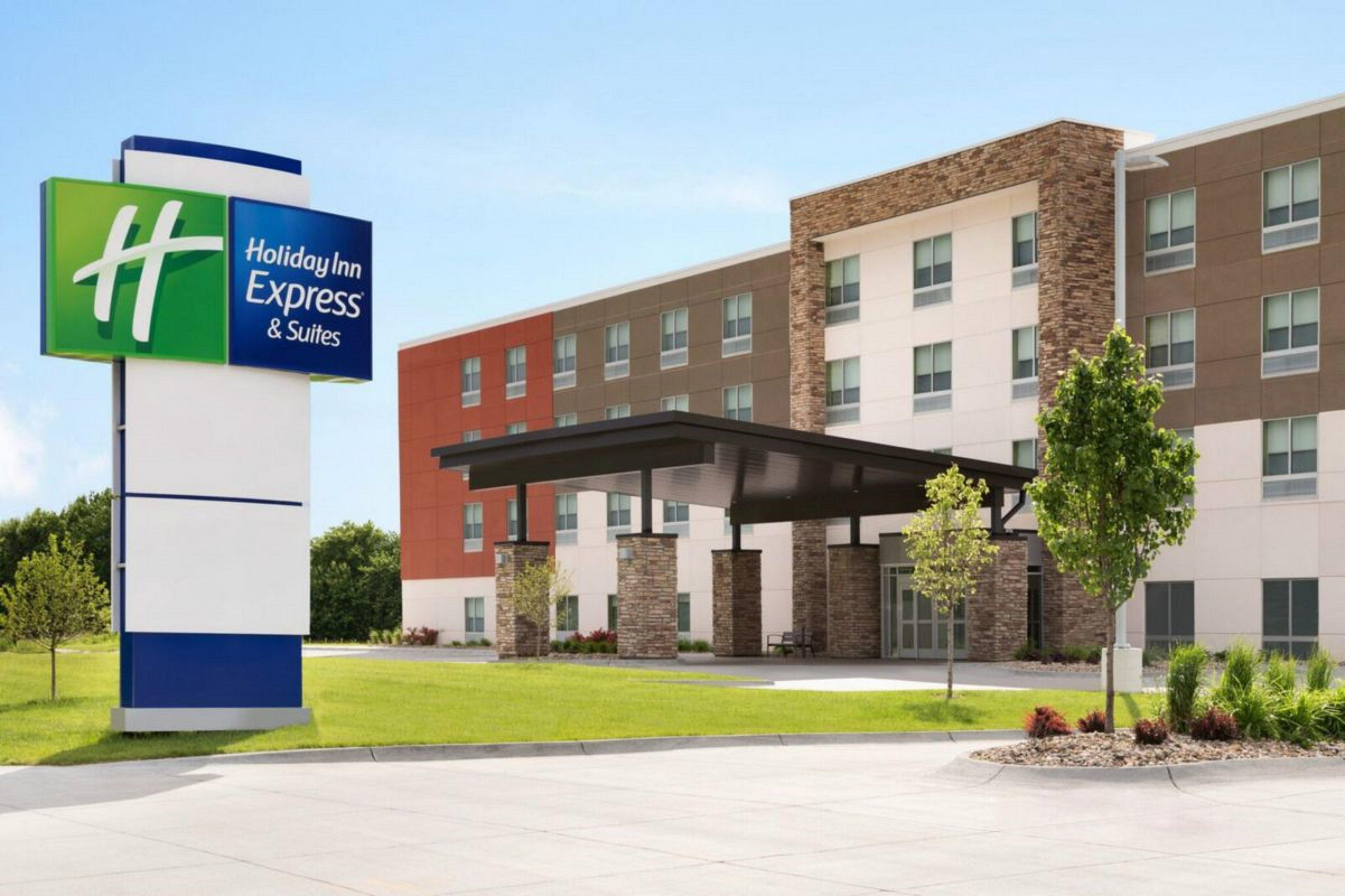 Holiday Inn Express & Suites Brunswick By Ihg Exterior photo